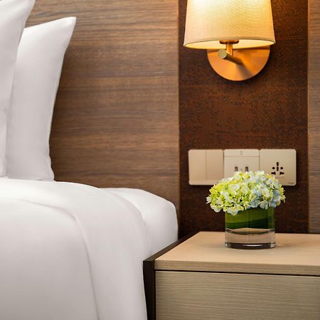 Radisson Mumbai Andheri Midc Exterior foto A bedside table