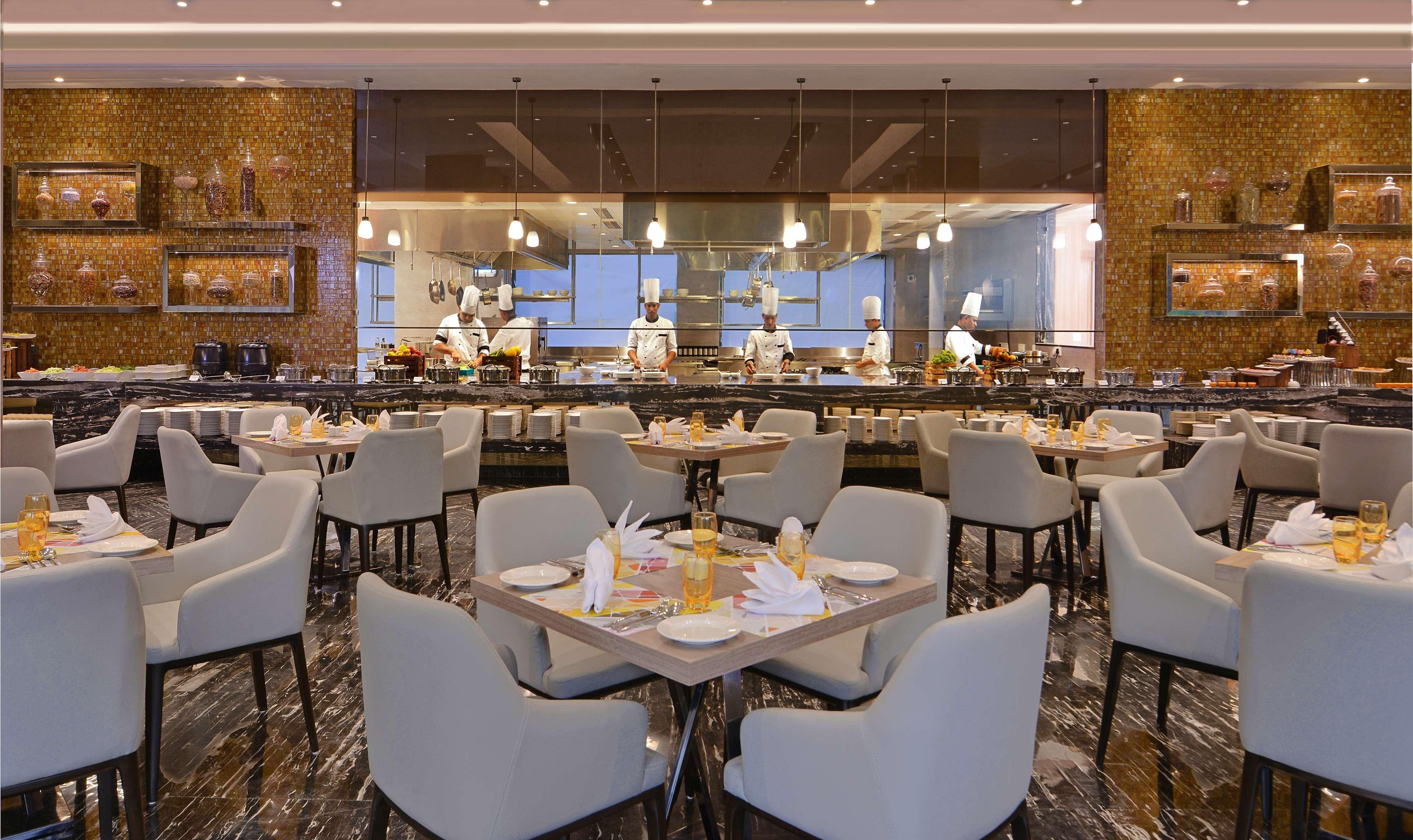 Radisson Mumbai Andheri Midc Exterior foto The restaurant