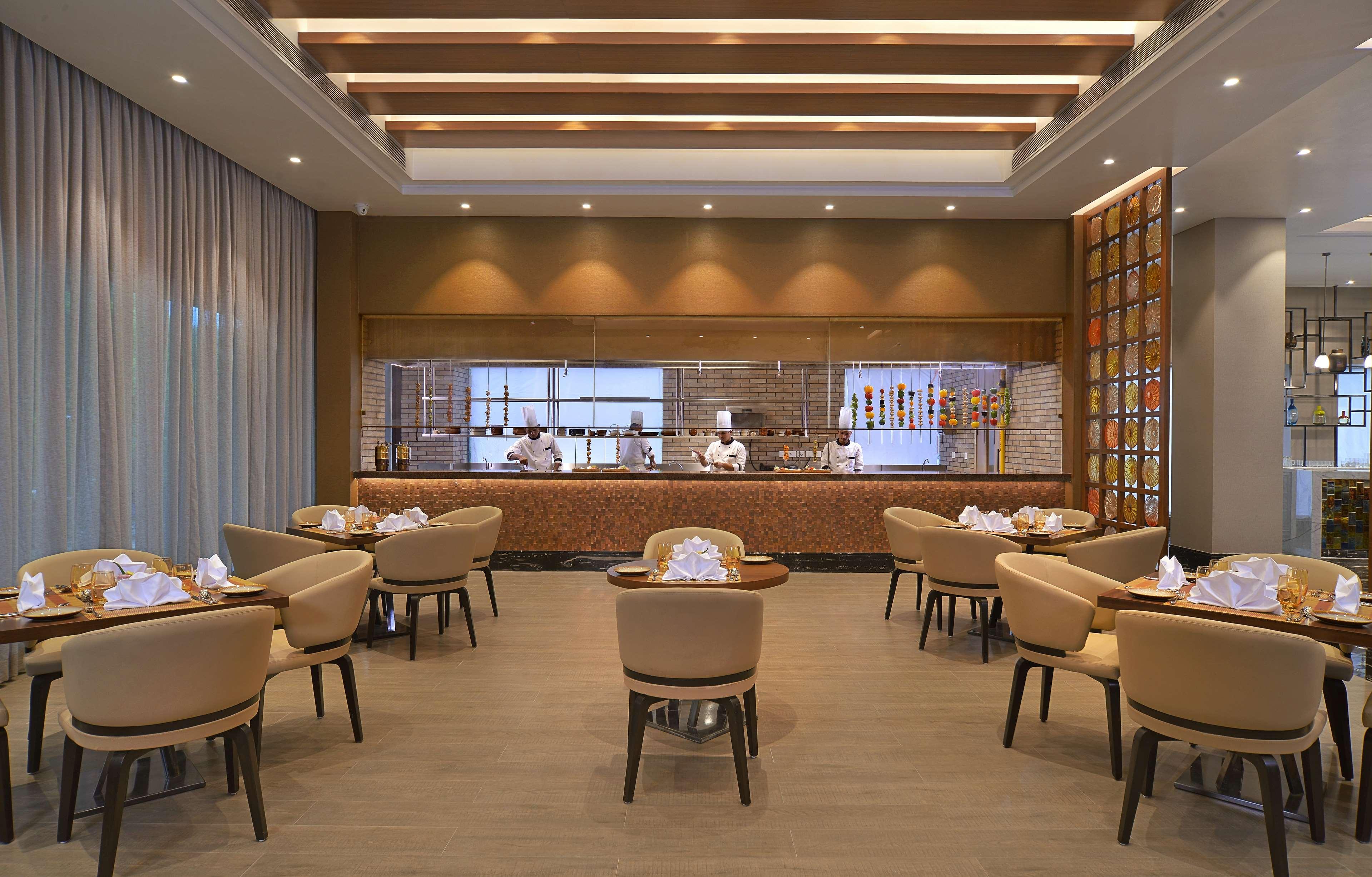 Radisson Mumbai Andheri Midc Exterior foto The restaurant