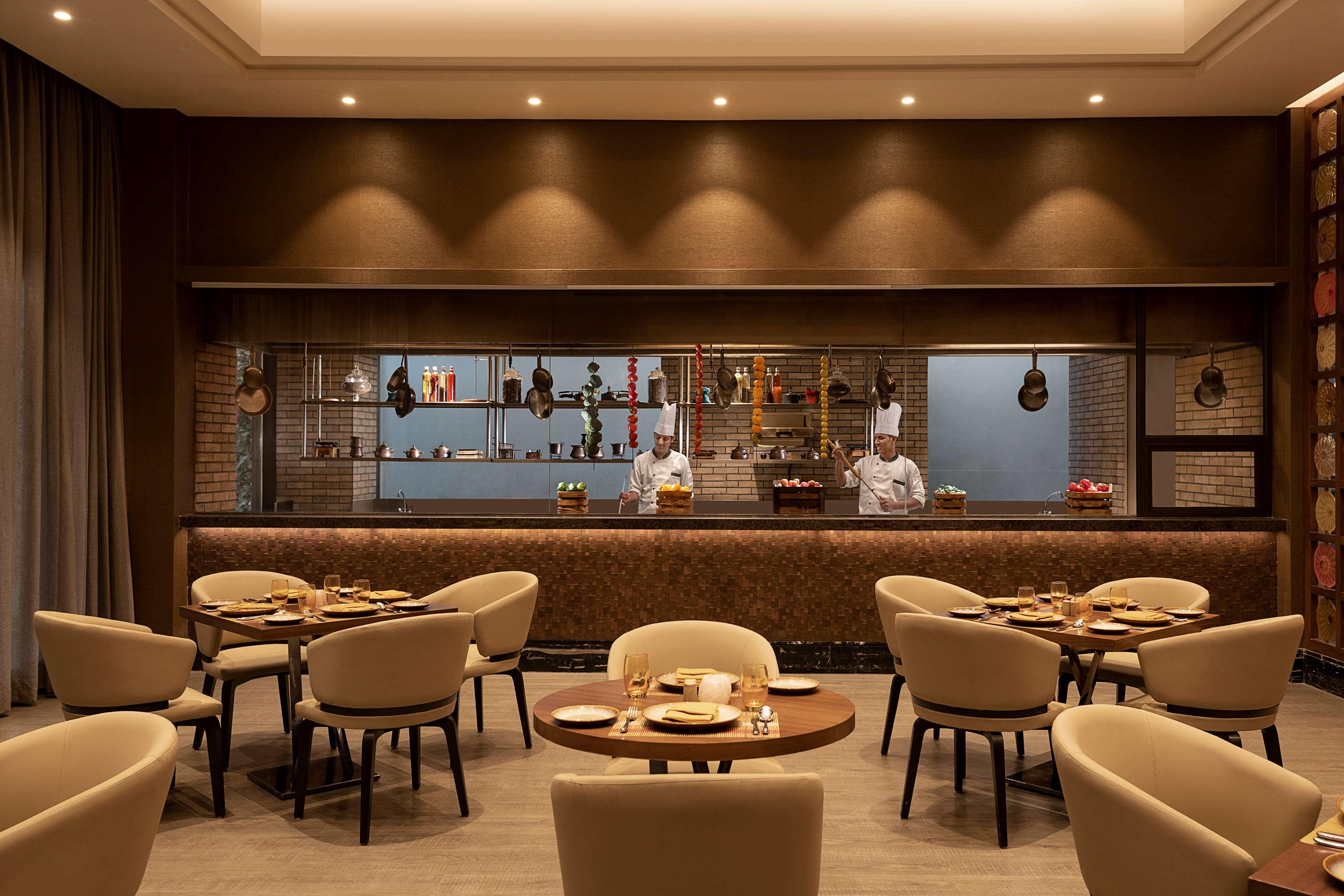 Radisson Mumbai Andheri Midc Exterior foto The restaurant's interior