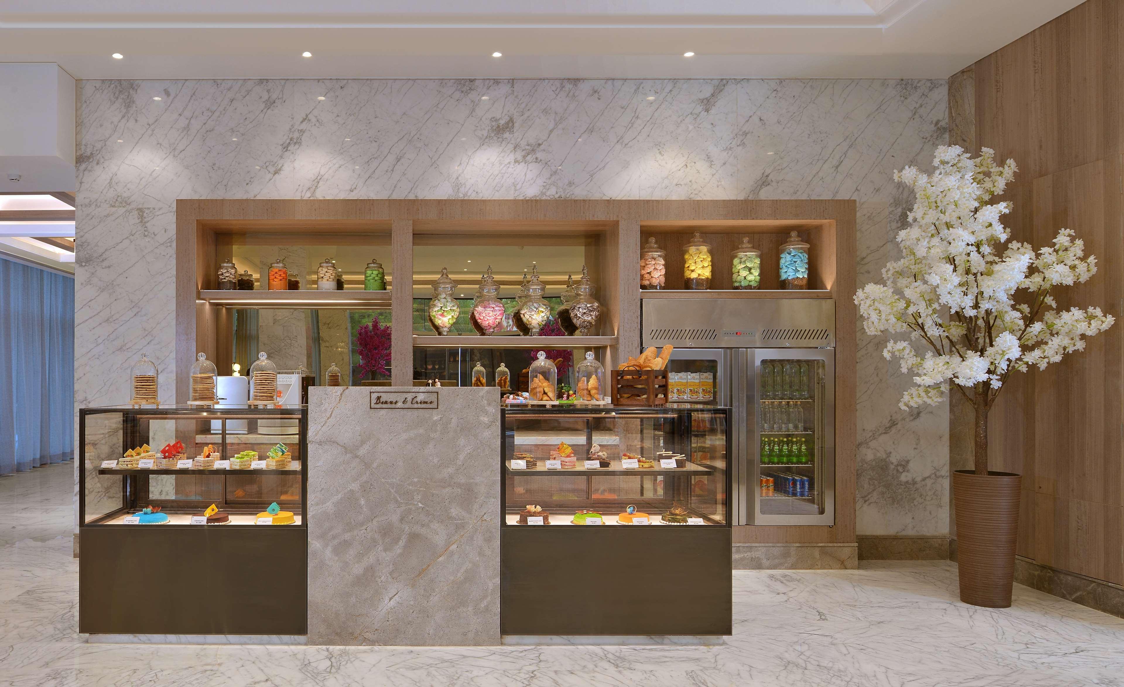 Radisson Mumbai Andheri Midc Exterior foto The Pastry Shop