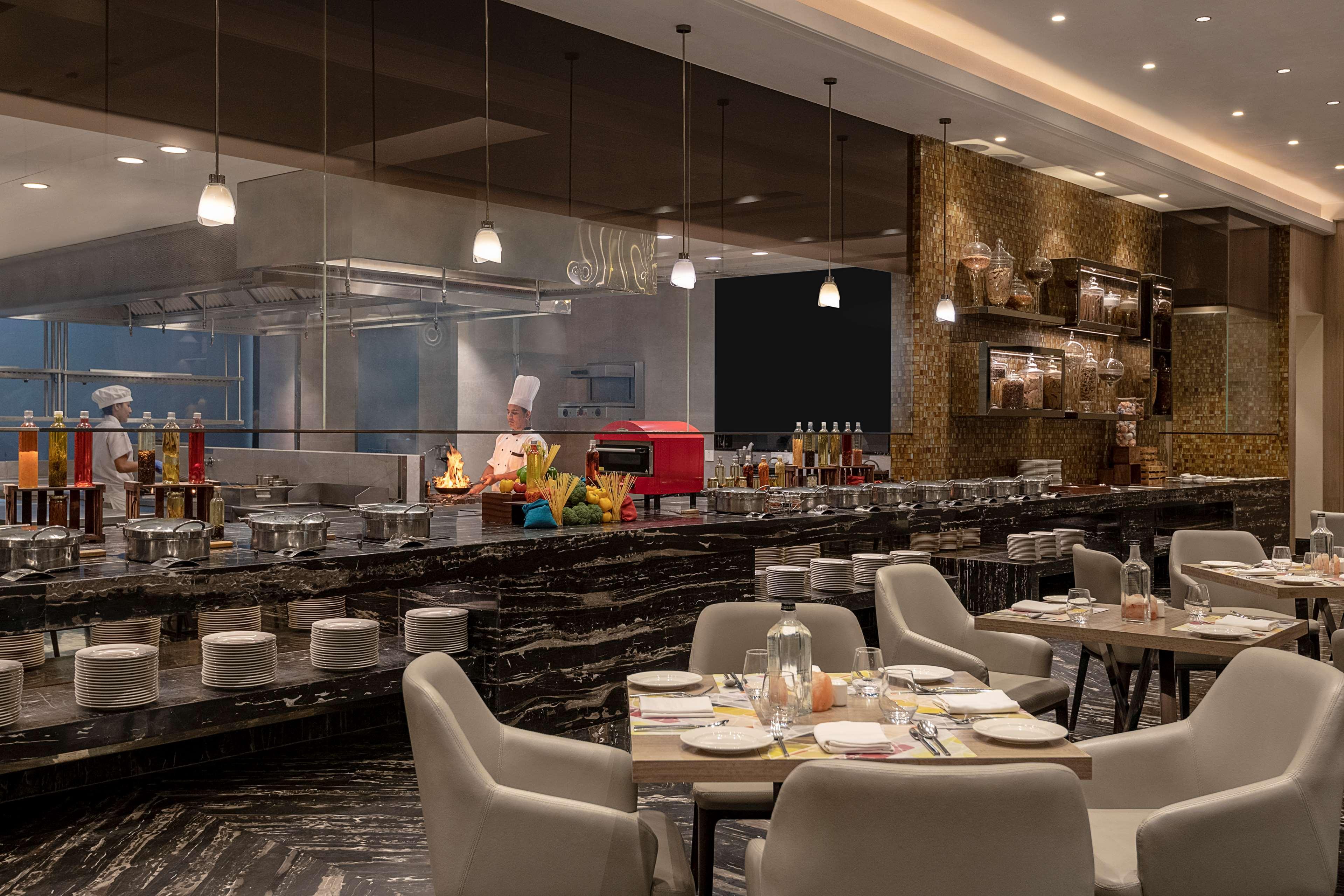 Radisson Mumbai Andheri Midc Exterior foto The restaurant