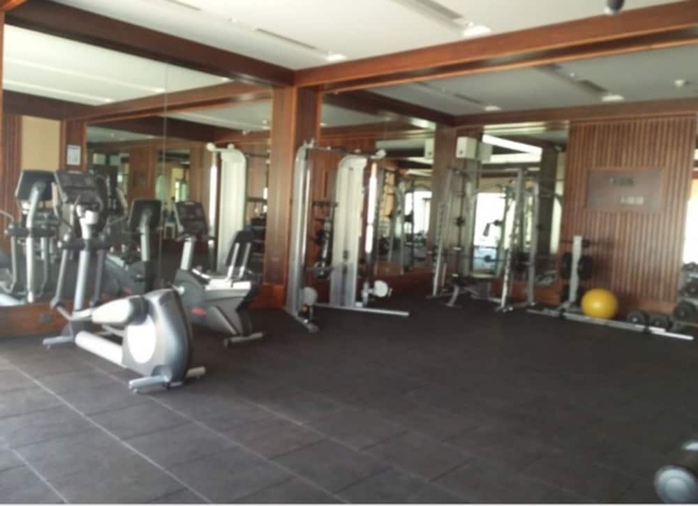 Radisson Mumbai Andheri Midc Exterior foto The gym at the hotel