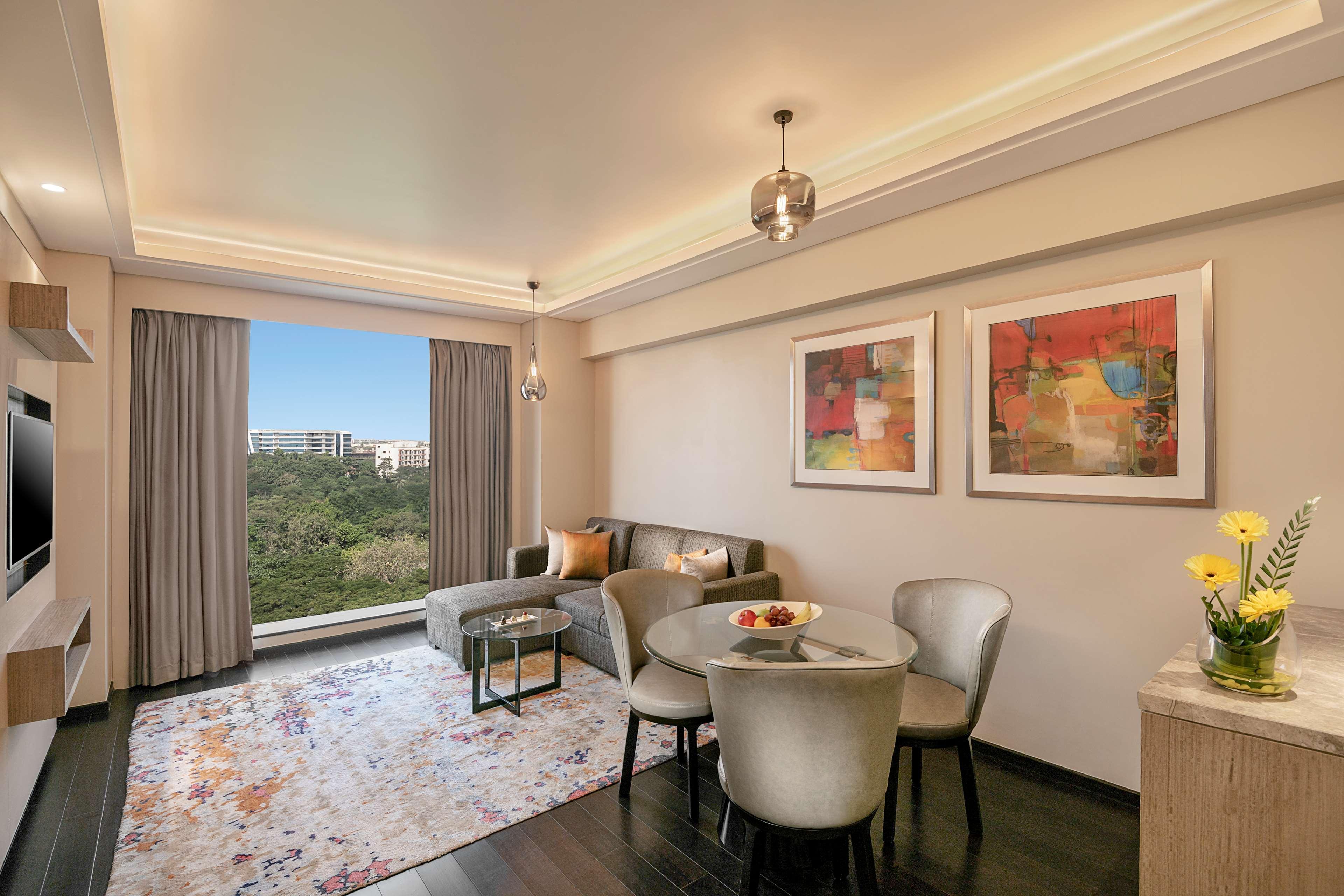Radisson Mumbai Andheri Midc Exterior foto A living room at the Taj Mahal Palace