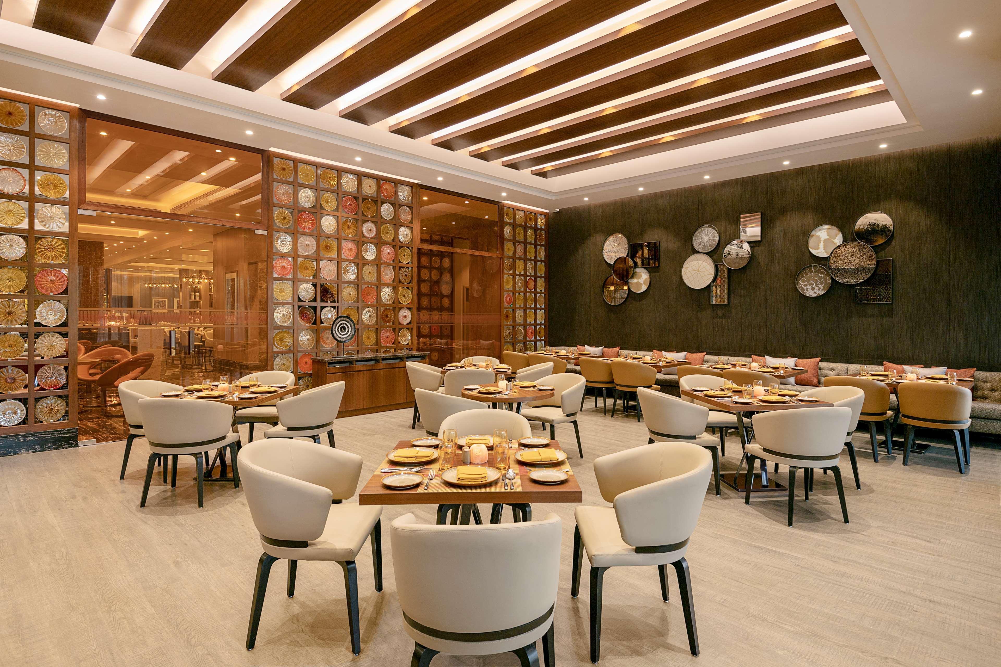 Radisson Mumbai Andheri Midc Exterior foto The interior of the restaurant