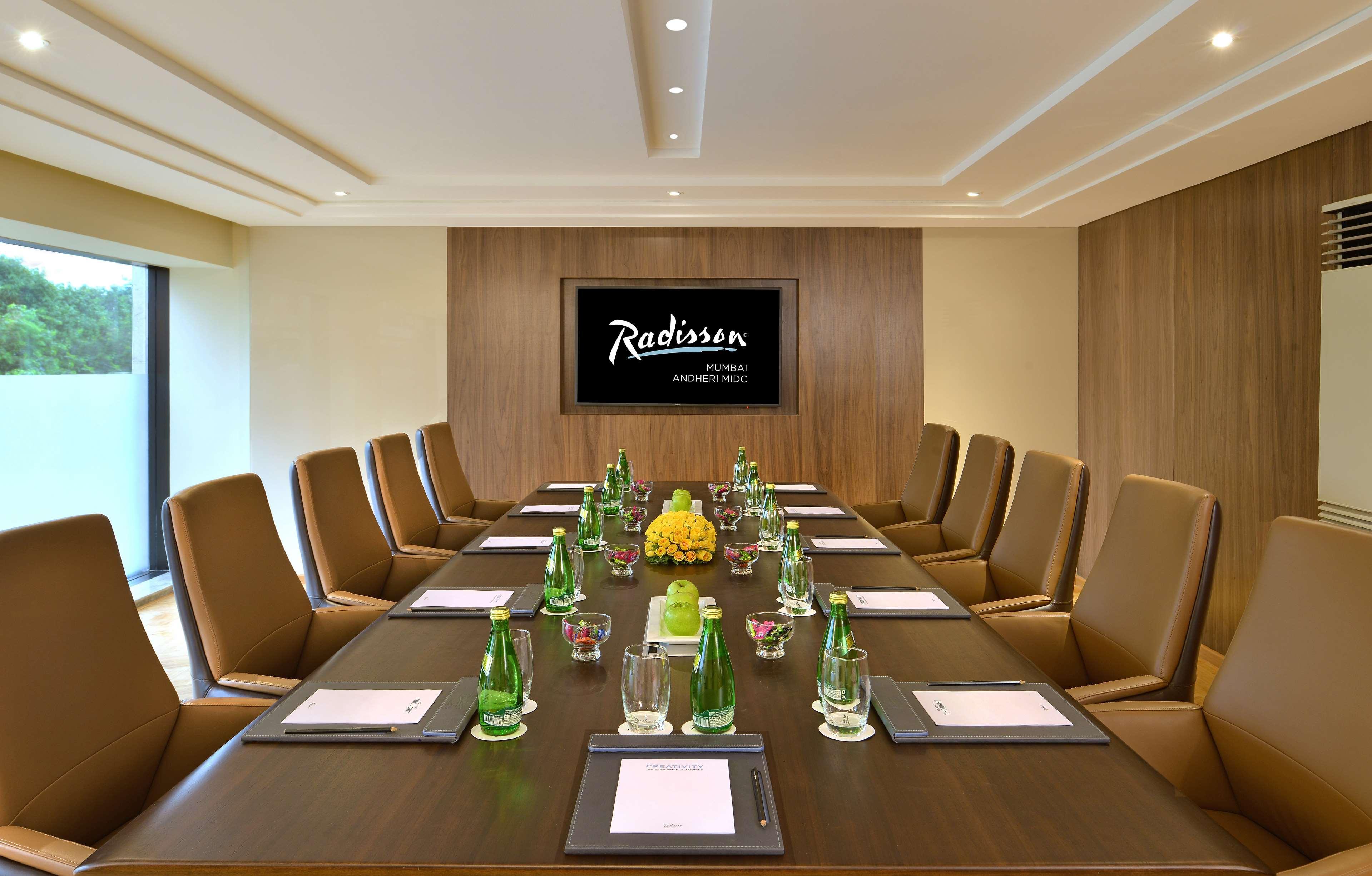 Radisson Mumbai Andheri Midc Exterior foto Meeting room