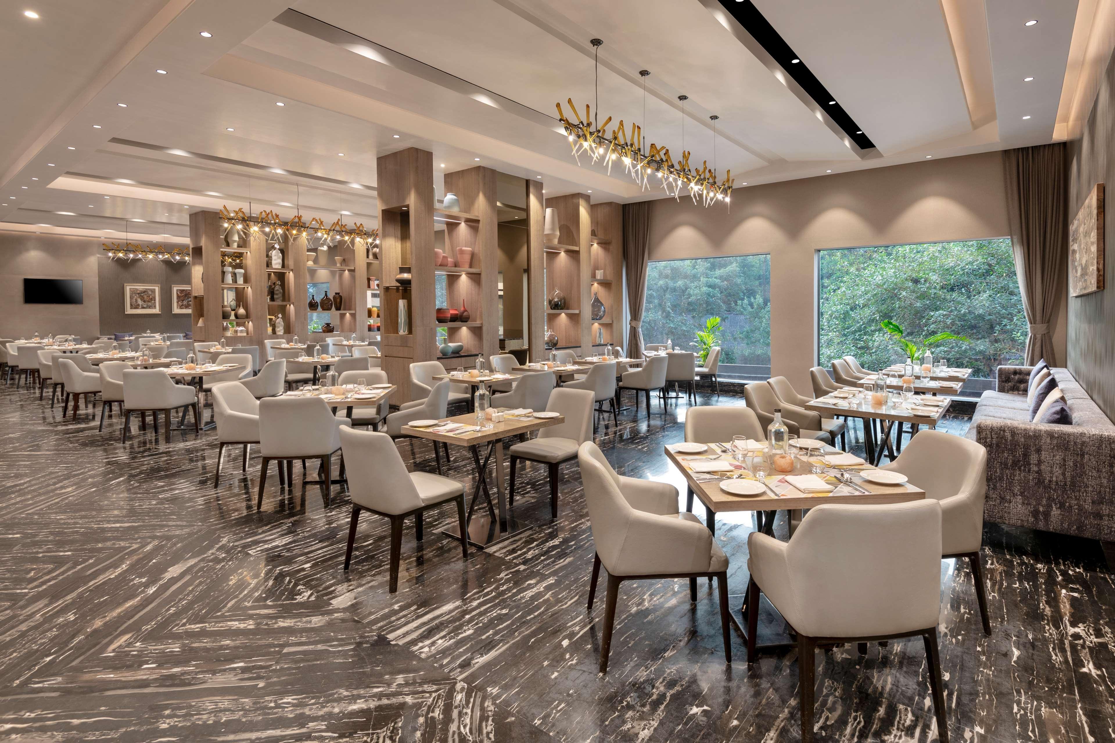Radisson Mumbai Andheri Midc Exterior foto The restaurant
