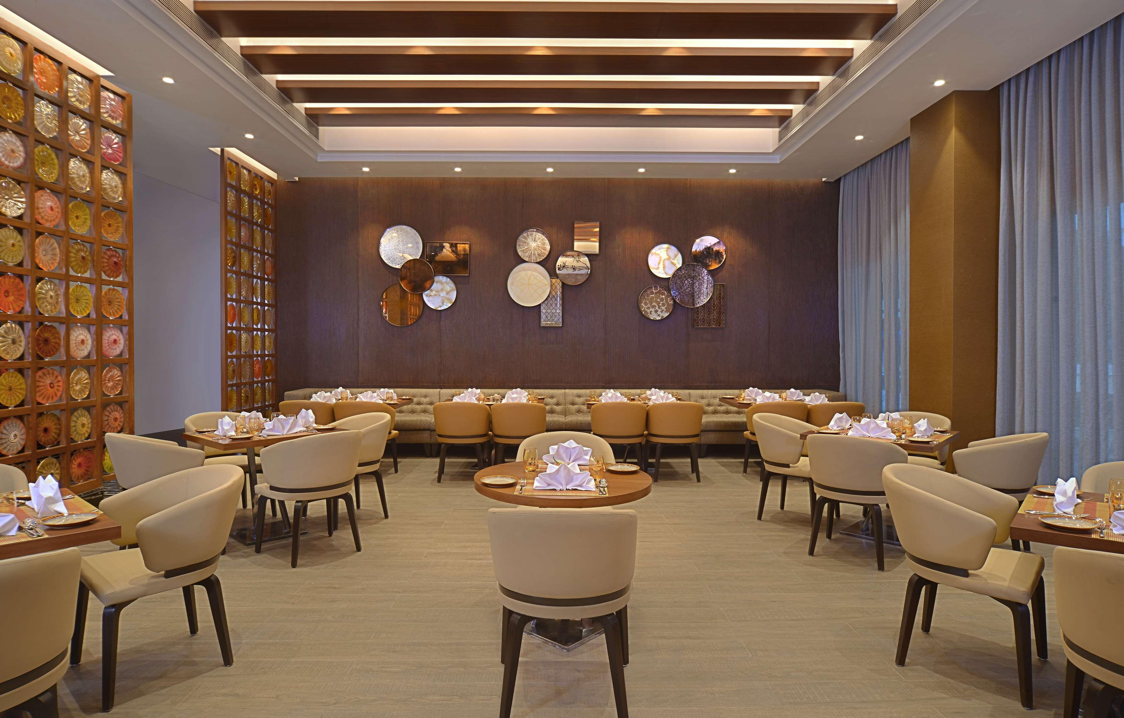 Radisson Mumbai Andheri Midc Exterior foto The interior of the restaurant
