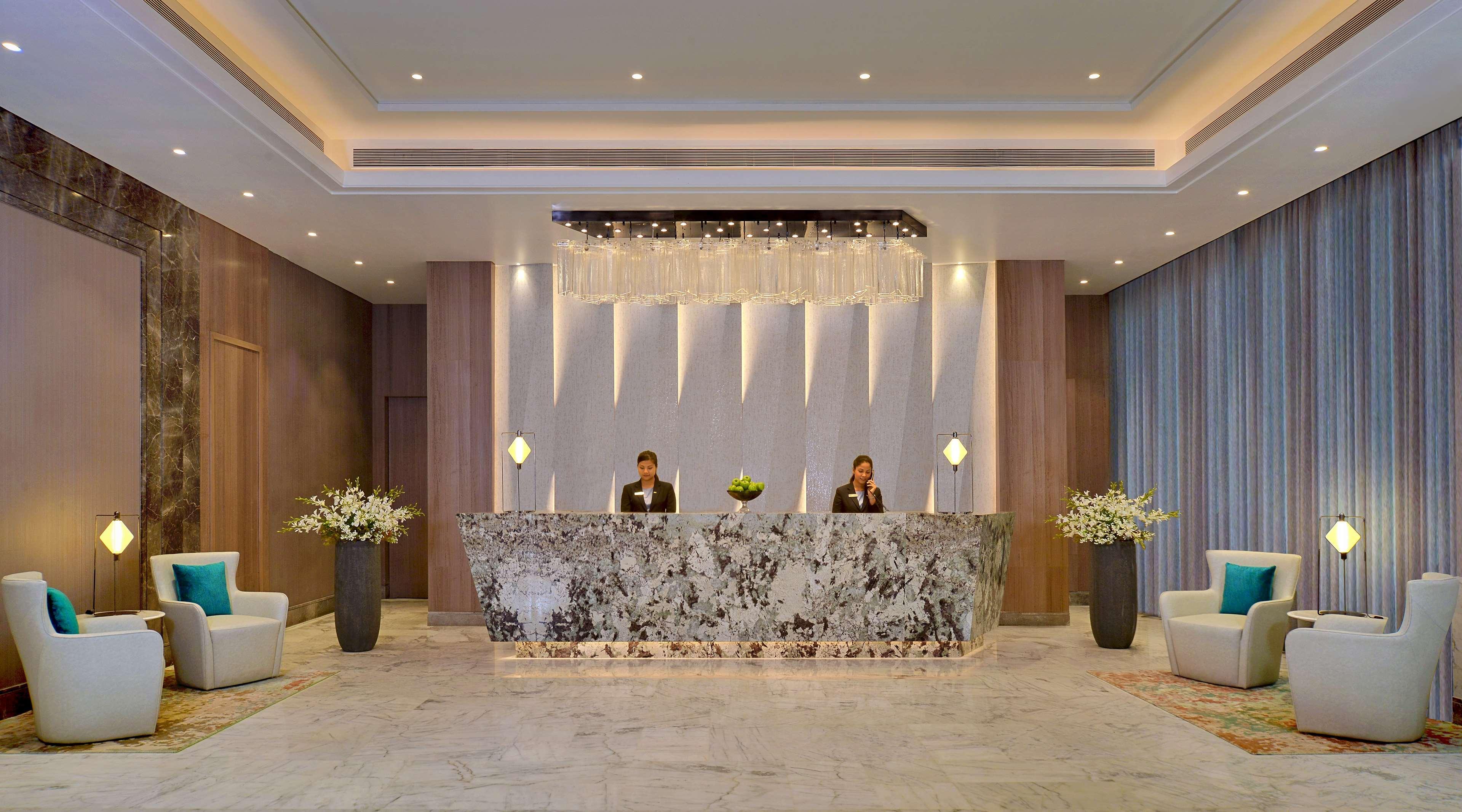 Radisson Mumbai Andheri Midc Exterior foto The lobby of the hotel