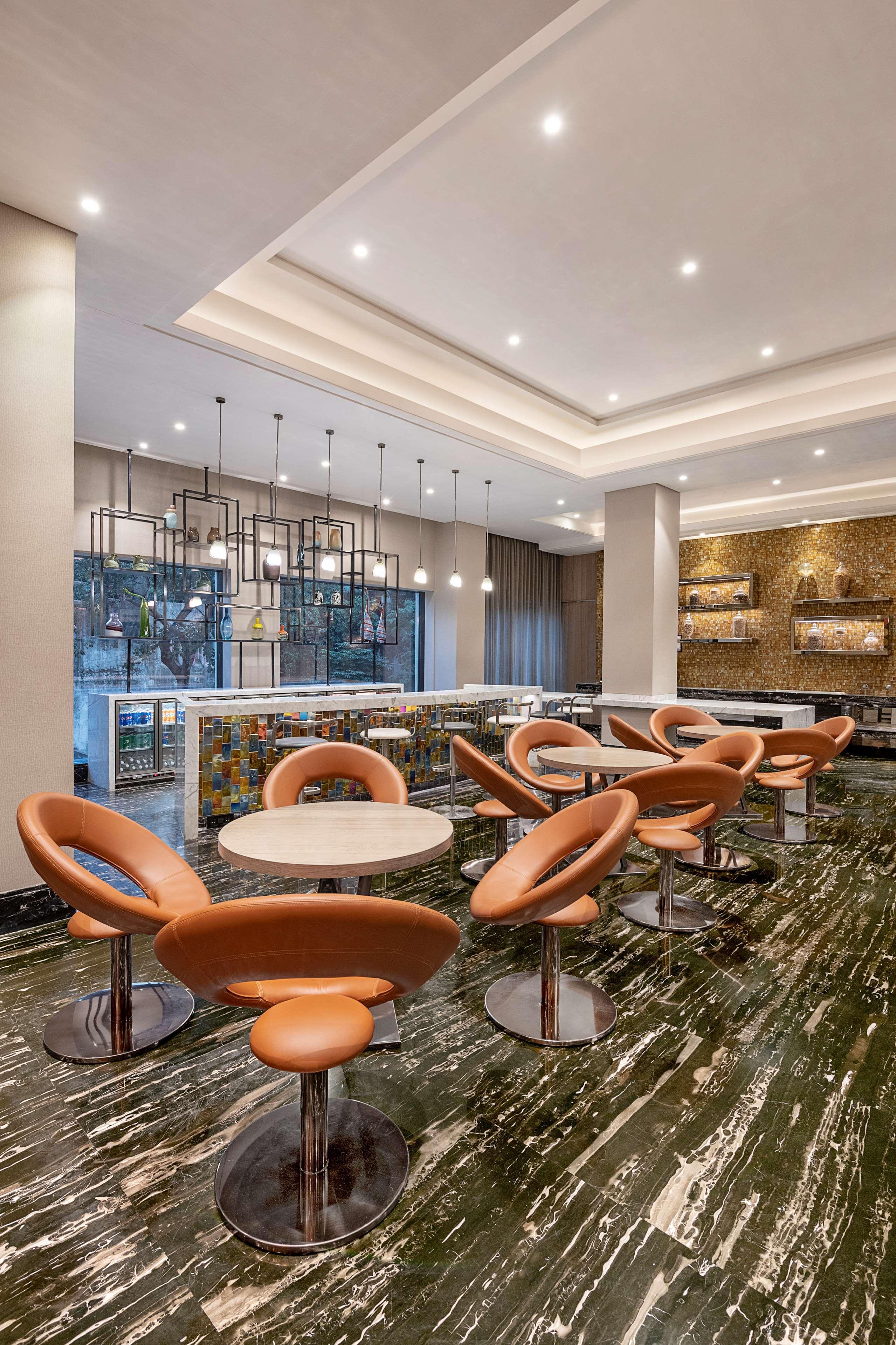 Radisson Mumbai Andheri Midc Exterior foto The lounge at the airport